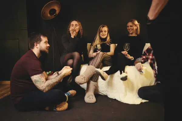 Zabawa i integracja zespołu: "Pracownicy bawiący się i integrujący podczas sesji improwizacyjnej"